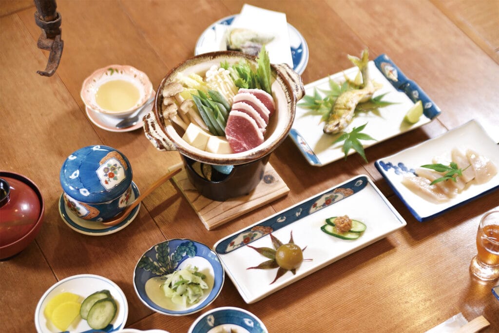 会席料理の中にボタン鍋（小鍋）が入ります<span>※３日前までに要予約</span>