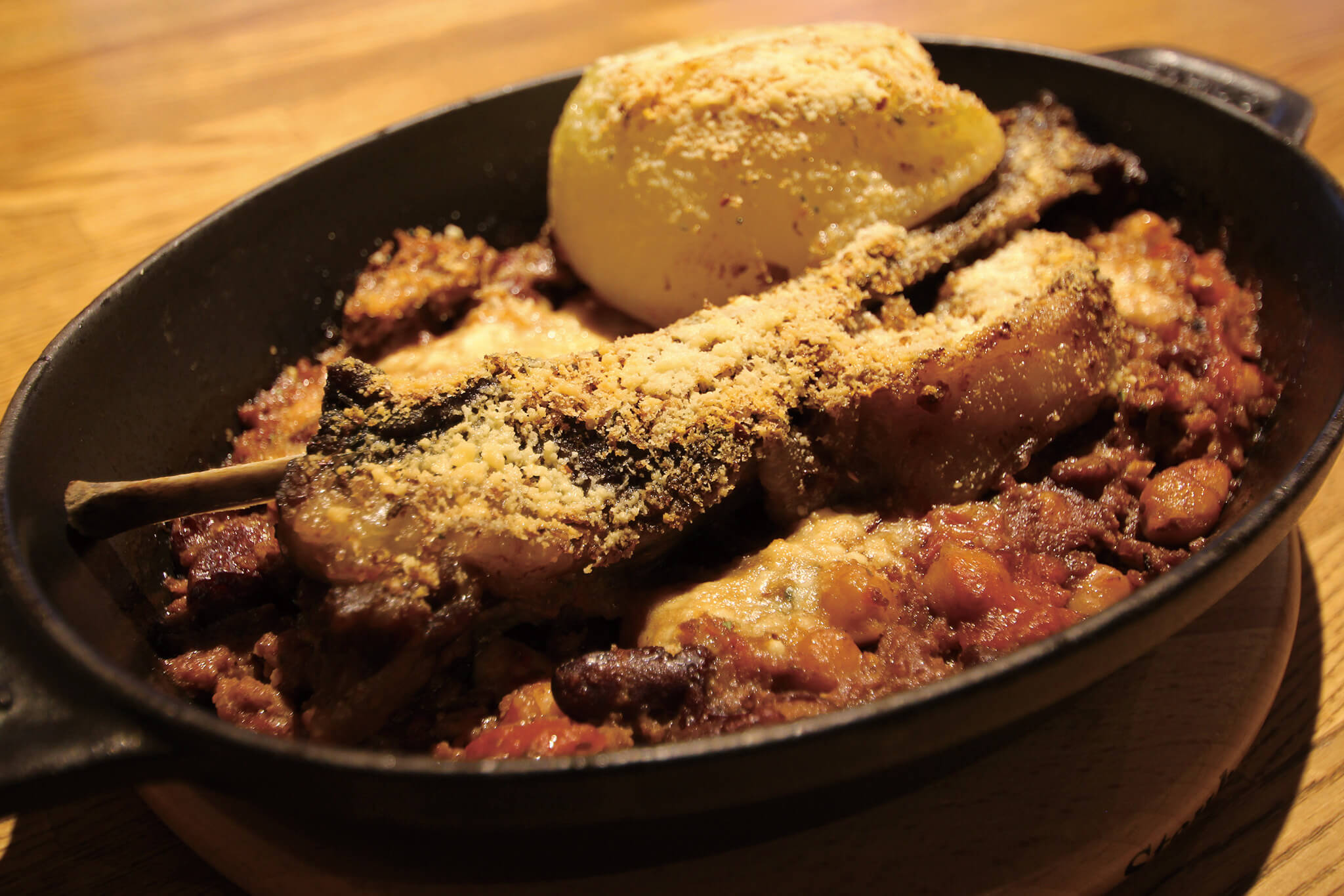 >①シカ肉のカスレ風/②いろいろ野菜とジビエ3種のソーセージをスチーム＆グリル<br>